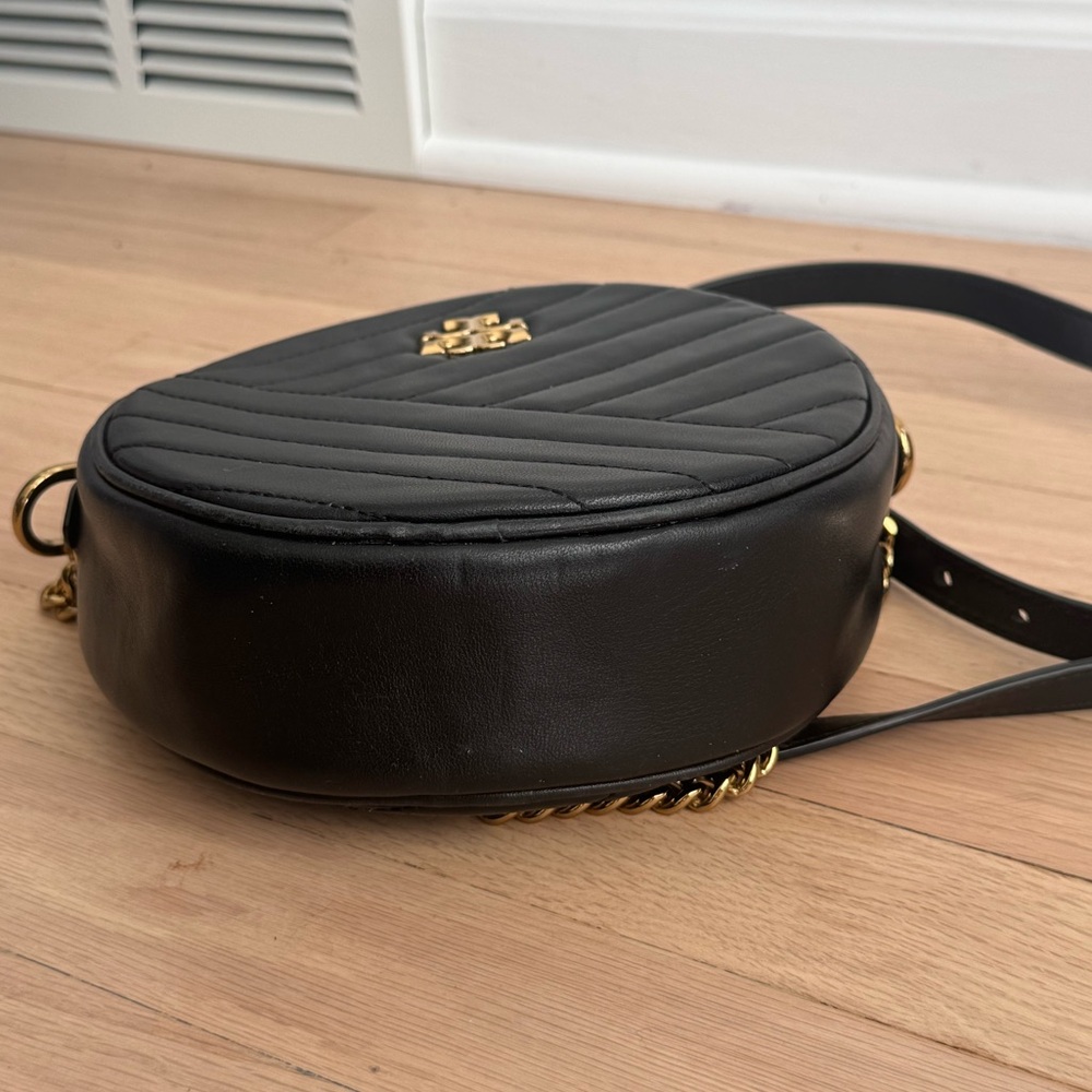 Tory Burch Black Round Crossbody Bag with Gold Chain - Picture 5 of 5